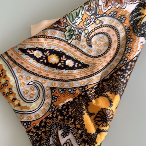 White and Gold Scarf S46 - Picture 4 of 4